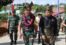 Ketua Tim Pengawas dan Evaluasi TMMD Melakukan Peninjauan Progres Pembangunan di Kavling Seraya Sambau